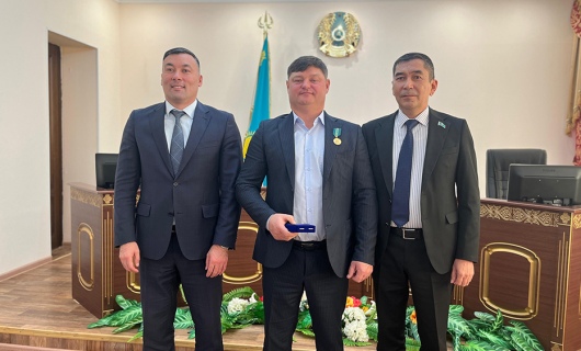 Руслан Шаденовқа «Ауыл» партиясының медалі табыс етілді | Руслану Шаденову вручили медаль от партии «Ауыл»