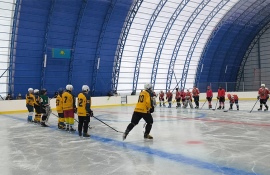 Хоккейные баталии в рамках чемпионата КМ Лиги по хоккею с шайбой стартовали ещё в канун Нового года