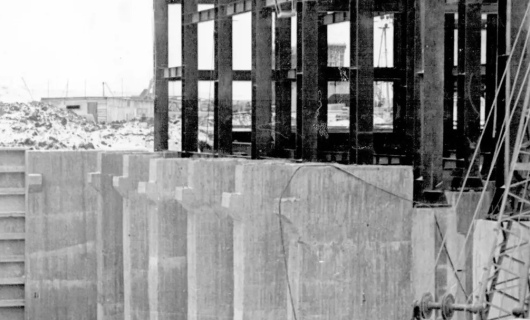 История КМ : Первые постройки