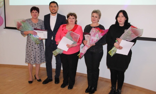 Для милых дам цветы и поздравленья!