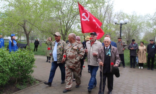 И каждый год весной, в начале мая, Объединяет праздник всю страну…