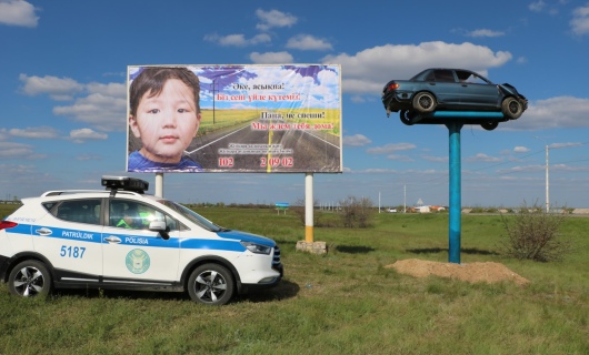 Разбитый автомобиль установили на выезде из города