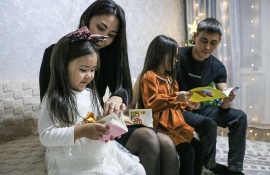 Когда весь город погружается в праздники, они выходят на смену