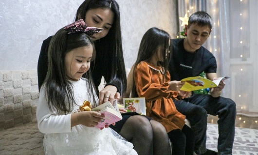 Когда весь город погружается в праздники, они выходят на смену