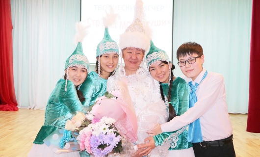 Плачет и поёт с людьми домбра.  Сколько в звуках света и добра!