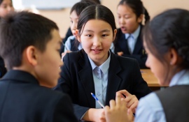 В Казахстане хотят запретить пользоваться телефонами даже на переменах