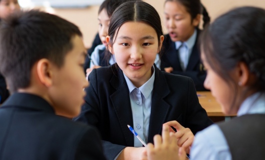 В Казахстане хотят запретить пользоваться телефонами даже на переменах